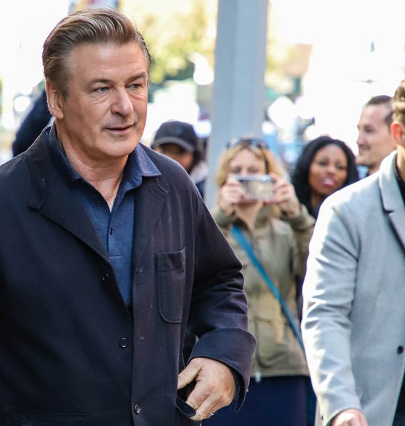 &#x39F; Alec Baldwin &#x3BC;&#x3B9;&#x3BB;&#x3AC;&#x3B5;&#x3B9; &#x3B3;&#x3B9;&#x3B1; &#x3C0;&#x3C1;&#x3CE;&#x3C4;&#x3B7; &#x3C6;&#x3BF;&#x3C1;&#x3AC; &#x3BC;&#x3B5;&#x3C4;&#x3AC; &#x3C4;&#x3BF;&#x3BD; &#x3BC;&#x3BF;&#x3B9;&#x3C1;&#x3B1;&#x3AF;&#x3BF; &#x3C0;&#x3C5;&#x3C1;&#x3BF;&#x3B2;&#x3BF;&#x3BB;&#x3B9;&#x3C3;&#x3BC;&#x3CC; &#x3C4;&#x3B7;&#x3C2; Halyna Hutchins