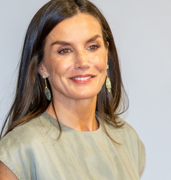 &#x397; &#x3B2;&#x3B1;&#x3C3;&#x3AF;&#x3BB;&#x3B9;&#x3C3;&#x3C3;&#x3B1; Letizia &#x3BC;&#x3B5; &#x3C4;&#x3B1; &#x3C0;&#x3AD;&#x3B4;&#x3B9;&#x3BB;&#x3B1; &#x3B1;&#x3C0;&#x3CC; &#x3C4;&#x3B7; Mango &#x3C0;&#x3BF;&#x3C5; &#x3C4;&#x3B1;&#x3B9;&#x3C1;&#x3B9;&#x3AC;&#x3B6;&#x3BF;&#x3C5;&#x3BD; &#x3BC;&#x3B5; &#x3BA;&#x3AC;&#x3B8;&#x3B5; &#x3BA;&#x3B1;&#x3BB;&#x3BF;&#x3BA;&#x3B1;&#x3B9;&#x3C1;&#x3B9;&#x3BD;&#x3CC; outfit
