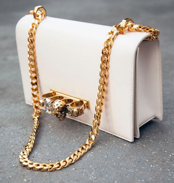 O Alexander McQueen &#x3BB;&#x3B1;&#x3BD;&#x3C3;&#x3AC;&#x3C1;&#x3B5;&#x3B9; &#x3C4;&#x3B7;&#x3BD; &#x3C0;&#x3B9;&#x3BF; chic &#x3C4;&#x3C3;&#x3AC;&#x3BD;&#x3C4;&#x3B1; &#x3C4;&#x3B1;&#x3C7;&#x3C5;&#x3B4;&#x3C1;&#x3CC;&#x3BC;&#x3BF;&#x3C5;