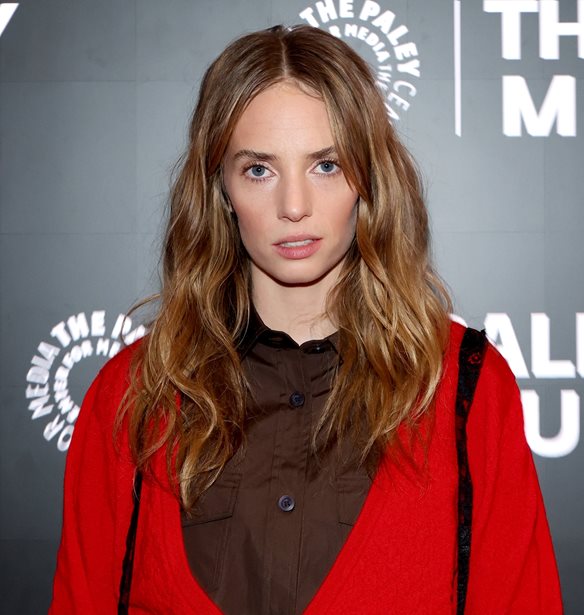 Wedding Bells για τη Maya Hawke | Η πρωταγωνίστρια του Stranger Things παντρεύτηκε τον αγαπημένο της ανήμερα του Αγίου Βαλεντίνου.