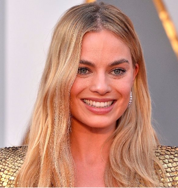 Margot Robbie: H &#x3C3;&#x3BF;&#x3BA;&#x3B1;&#x3C1;&#x3B9;&#x3C3;&#x3C4;&#x3B9;&#x3BA;&#x3AE; &#x3BC;&#x3B5;&#x3C4;&#x3B1;&#x3BC;&#x3CC;&#x3C1;&#x3C6;&#x3C9;&#x3C3;&#x3AE; &#x3C4;&#x3B7;&#x3C2; &#x3C3;&#x3B5; &#x3B2;&#x3B1;&#x3C3;&#x3AF;&#x3BB;&#x3B9;&#x3C3;&#x3C3;&#x3B1; &#x395;&#x3BB;&#x3B9;&#x3C3;&#x3AC;&#x3B2;&#x3B5;&#x3C4; &#x391;&#x384;