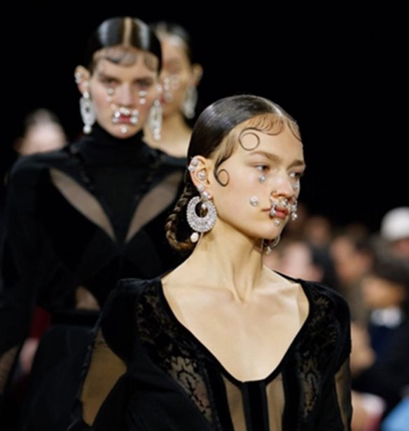 &#x391;&#x3C5;&#x3C4;&#x3AE; &#x3B5;&#x3AF;&#x3BD;&#x3B1;&#x3B9; &#x3B7; &#x3BD;&#x3AD;&#x3B1; &#x3BA;&#x3B1;&#x3BB;&#x3BB;&#x3B9;&#x3C4;&#x3B5;&#x3C7;&#x3BD;&#x3B9;&#x3BA;&#x3AE; &#x3B4;&#x3B9;&#x3B5;&#x3C5;&#x3B8;&#x3CD;&#x3BD;&#x3C4;&#x3C1;&#x3B9;&#x3B1; &#x3C4;&#x3BF;&#x3C5; &#x3BF;&#x3AF;&#x3BA;&#x3BF;&#x3C5; Givenchy