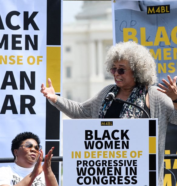 &#x397; Angela Davis &#x3BB;&#x3B1;&#x3BD;&#x3C3;&#x3AC;&#x3C1;&#x3B5;&#x3B9; &#x3C3;&#x3C5;&#x3BB;&#x3BB;&#x3BF;&#x3B3;&#x3AE; &#x3C1;&#x3BF;&#x3CD;&#x3C7;&#x3C9;&#x3BD; &#x3B5;&#x3BC;&#x3C0;&#x3BD;&#x3B5;&#x3C5;&#x3C3;&#x3BC;&#x3AD;&#x3BD;&#x3B7; &#x3B1;&#x3C0;&#x3CC; &#x3C4;&#x3BF;&#x3C5;&#x3C2; &#x3B1;&#x3BA;&#x3C4;&#x3B9;&#x3B2;&#x3B9;&#x3C3;&#x3C4;&#x3AD;&#x3C2; &#x3C4;&#x3C9;&#x3BD; &#x3C0;&#x3BF;&#x3BB;&#x3B9;&#x3C4;&#x3B9;&#x3BA;&#x3CE;&#x3BD; &#x3B4;&#x3B9;&#x3BA;&#x3B1;&#x3B9;&#x3C9;&#x3BC;&#x3AC;&#x3C4;&#x3C9;&#x3BD;