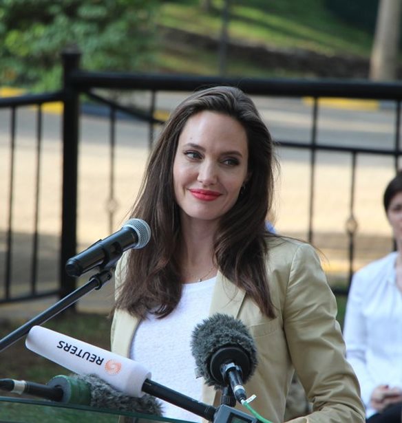 Angelina Jolie: &#x39C;&#x3B9;&#x3BB;&#x3AC; &#x3B3;&#x3B9;&#x3B1; &#x3C4;&#x3B7; &#x3B6;&#x3C9;&#x3AE; &#x3BC;&#x3B5;&#x3C4;&#x3AC; &#x3C4;&#x3BF; &#x3B4;&#x3B9;&#x3B1;&#x3B6;&#x3CD;&#x3B3;&#x3B9;&#x3BF; &#x3B1;&#x3C0;&#x3CC; &#x3C4;&#x3BF;&#x3BD; Brad Pitt