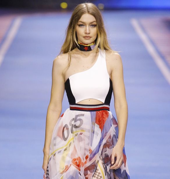 &#x397; Gigi Hadid &#x3BC;&#x3BF;&#x3B9;&#x3C1;&#x3AC;&#x3B6;&#x3B5;&#x3C4;&#x3B1;&#x3B9; &#x3C4;&#x3BF; &#x3B4;&#x3B9;&#x3BA;&#x3CC; &#x3C4;&#x3B7;&#x3C2; &#x3BF;&#x3B4;&#x3B7;&#x3B3;&#x3CC; &#x3B5;&#x3C0;&#x3B9;&#x3B2;&#x3AF;&#x3C9;&#x3C3;&#x3B7;&#x3C2; &#x3B3;&#x3B9;&#x3B1; &#x3C4;&#x3B9;&#x3C2; &#x395;&#x3B2;&#x3B4;&#x3BF;&#x3BC;&#x3AC;&#x3B4;&#x3B5;&#x3C2; &#x39C;&#x3CC;&#x3B4;&#x3B1;&#x3C2;