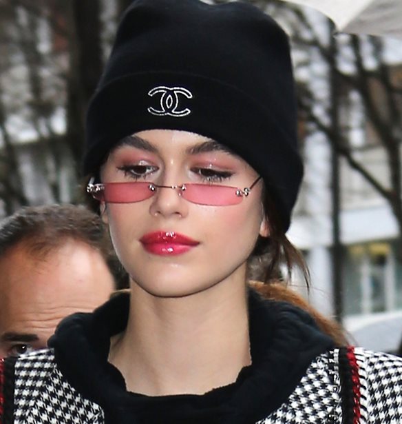 Kaia Gerber: &#x3A6;&#x3BF;&#x3C1;&#x3AC;&#x3B5;&#x3B9; &#x3C4;&#x3B1; sneakers &#x3C0;&#x3BF;&#x3C5; &#x3AD;&#x3C7;&#x3B5;&#x3B9;&#x3C2; &#x3BA;&#x3B9; &#x3B5;&#x3C3;&#x3CD;!