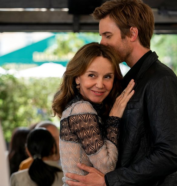 Philippine Leroy-Beaulieu | &#x394;&#x3B5;&#x3C2; &#x3C4;&#x3B7;&#x3BD; &#x3C0;&#x3C1;&#x3CE;&#x3C4;&#x3B7; &#x3C4;&#x3B7;&#x3BB;&#x3B5;&#x3BF;&#x3C0;&#x3C4;&#x3B9;&#x3BA;&#x3AE; &#x3B5;&#x3BC;&#x3C6;&#x3AC;&#x3BD;&#x3B9;&#x3C3;&#x3B7; &#x3C4;&#x3B7;&#x3C2; Sylvie &#x3B1;&#x3C0;&#x3CC; &#x3C4;&#x3BF; Emily in Paris (video)