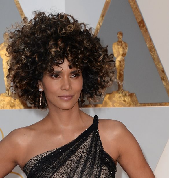 &#x397; Halle Berry &#x3B5;&#x3BE;&#x3B7;&#x3B3;&#x3B5;&#x3AF; &#x3C4;&#x3BF;&#x3BD; &#x3BB;&#x3CC;&#x3B3;&#x3BF; &#x3C0;&#x3BF;&#x3C5; &#x3B5;&#x3AF;&#x3BD;&#x3B1;&#x3B9; &#x3C4;&#x3AD;&#x3BB;&#x3B5;&#x3B9;&#x3BF; &#x3BD;&#x3B1; &#x3B5;&#x3AF;&#x3C3;&#x3B1;&#x3B9; single