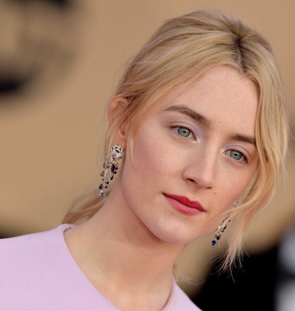 &#x397; Saoirse Ronan &#x3C6;&#x3CC;&#x3C1;&#x3B5;&#x3C3;&#x3B5; &#x3C4;&#x3BF; &#x3C0;&#x3B9;&#x3BF; &#x3B1;&#x3C3;&#x3C5;&#x3BD;&#x3AE;&#x3B8;&#x3B9;&#x3C3;&#x3C4;&#x3BF; &#x3B1;&#x3BE;&#x3B5;&#x3C3;&#x3BF;&#x3C5;&#x3AC;&#x3C1; &#x3BC;&#x3B1;&#x3BB;&#x3BB;&#x3B9;&#x3CE;&#x3BD;