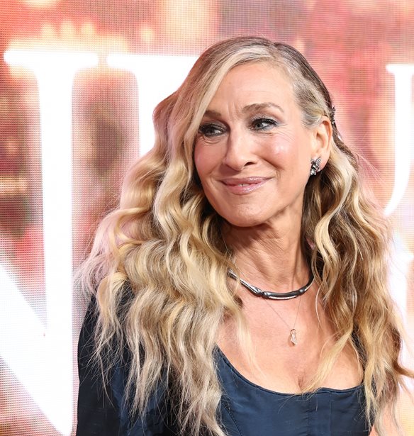 &#x397; Sarah Jessica Parker &#x3B5;&#x3C4;&#x3BF;&#x3B9;&#x3BC;&#x3AC;&#x3B6;&#x3B5;&#x3C4;&#x3B1;&#x3B9; &#x3B3;&#x3B9;&#x3B1; &#x3C4;&#x3B7;&#x3BD; &#x3C0;&#x3C1;&#x3B5;&#x3BC;&#x3B9;&#x3AD;&#x3C1;&#x3B1; &#x3C4;&#x3BF;&#x3C5; And Just Like That, &#x3B1;&#x3BA;&#x3BF;&#x3CD;&#x3B3;&#x3BF;&#x3BD;&#x3C4;&#x3B1;&#x3C2; &#x3AD;&#x3BD;&#x3B1; &#x3B5;&#x3BB;&#x3BB;&#x3B7;&#x3BD;&#x3B9;&#x3BA;&#x3CC; &#x3C4;&#x3C1;&#x3B1;&#x3B3;&#x3BF;&#x3CD;&#x3B4;&#x3B9; &#x3C4;&#x3C9;&#x3BD; 00s