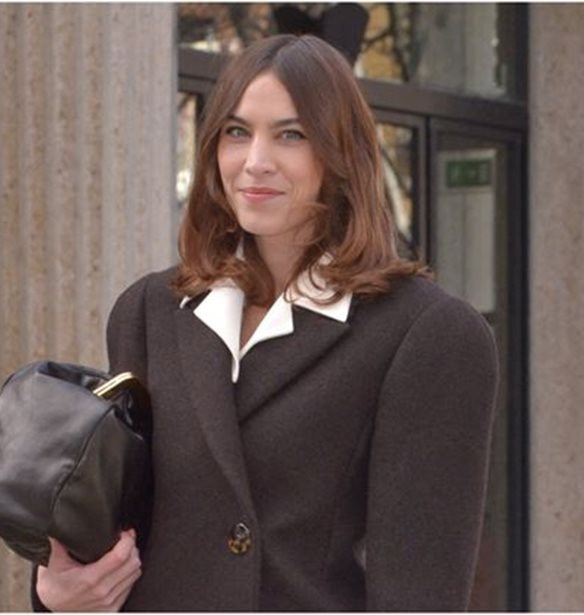H Alexa Chung &#x3BC;&#x3B5; preppy look &#x3C0;&#x3BF;&#x3C5; &#x3B1;&#x3C0;&#x3BF;&#x3B4;&#x3B5;&#x3B9;&#x3BA;&#x3BD;&#x3CD;&#x3B5;&#x3B9; &#x3CC;&#x3C4;&#x3B9; &#x3C4;&#x3BF; &#x3C0;&#x3BB;&#x3B5;&#x3BA;&#x3C4;&#x3CC; &#x3B3;&#x3B9;&#x3BB;&#x3AD;&#x3BA;&#x3BF; &#x3B5;&#x3AF;&#x3BD;&#x3B1;&#x3B9; &#x3B7; &#x3C0;&#x3B9;&#x3BF; &#x3BA;&#x3BF;&#x3BC;&#x3C8;&#x3AE; &#x3C4;&#x3AC;&#x3C3;&#x3B7; &#x3C4;&#x3B7;&#x3C2; &#x3C3;&#x3B5;&#x3B6;&#x3CC;&#x3BD;