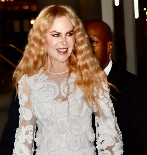 Nicole Kidman | &#x3A3;&#x3C4;&#x3B7;&#x3BD; &#x3C0;&#x3C1;&#x3B5;&#x3BC;&#x3B9;&#x3AD;&#x3C1;&#x3B1; &#x3C4;&#x3BF;&#x3C5; &quot;Spellbound&quot; &#x3BC;&#x3B5; &#x3B5;&#x3BA;&#x3B8;&#x3B1;&#x3BC;&#x3B2;&#x3C9;&#x3C4;&#x3B9;&#x3BA;&#x3CC; lace &#x3C6;&#x3CC;&#x3C1;&#x3B5;&#x3BC;&#x3B1;