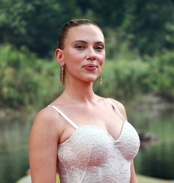Scarlett Johansson | &quot;&#x39A;&#x3BB;&#x3AD;&#x3B2;&#x3B5;&#x3B9;&quot; &#x3C4;&#x3B7;&#x3BD; &#x3C0;&#x3B1;&#x3C1;&#x3AC;&#x3C3;&#x3C4;&#x3B1;&#x3C3;&#x3B7; &#x3C6;&#x3BF;&#x3C1;&#x3CE;&#x3BD;&#x3C4;&#x3B1;&#x3C2; &#x3BA;&#x3CC;&#x3BA;&#x3BA;&#x3B9;&#x3BD;&#x3BF; &#x3C6;&#x3CC;&#x3C1;&#x3B5;&#x3BC;&#x3B1; Prada &#x3BA;&#x3B1;&#x3B9; &#x3B4;&#x3B9;&#x3B1;&#x3BC;&#x3B1;&#x3BD;&#x3C4;&#x3AD;&#x3BD;&#x3B9;&#x3BF; &#x3BA;&#x3BF;&#x3BB;&#x3B9;&#x3AD;