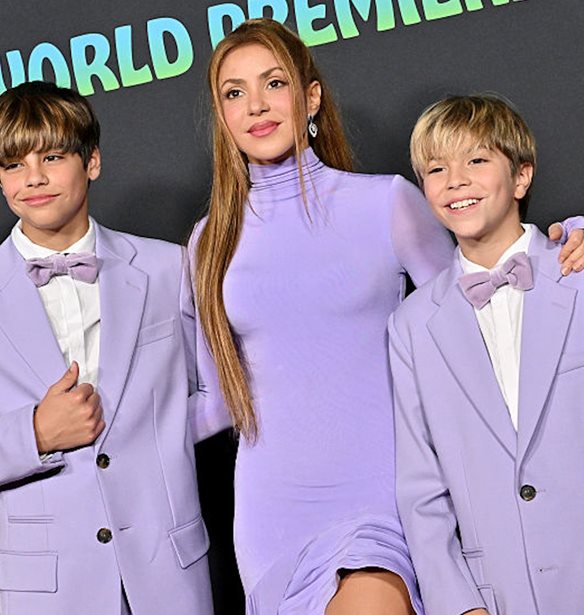 Shakira | &#x395;&#x3BC;&#x3C6;&#x3AC;&#x3BD;&#x3B9;&#x3C3;&#x3B7; - &#x3AD;&#x3BA;&#x3C0;&#x3BB;&#x3B7;&#x3BE;&#x3B7; on stage &#x3BC;&#x3B5; &#x3C4;&#x3BF;&#x3C5;&#x3C2; &#x3B3;&#x3B9;&#x3BF;&#x3C5;&#x3C2; &#x3C4;&#x3B7;&#x3C2;, Milan &#x3BA;&#x3B1;&#x3B9; Sasha &#x3C3;&#x3C4;&#x3BF; &#x39C;&#x3C0;&#x3BF;&#x3C5;&#x3AD;&#x3BD;&#x3BF;&#x3C2; &#x386;&#x3B9;&#x3C1;&#x3B5;&#x3C2;