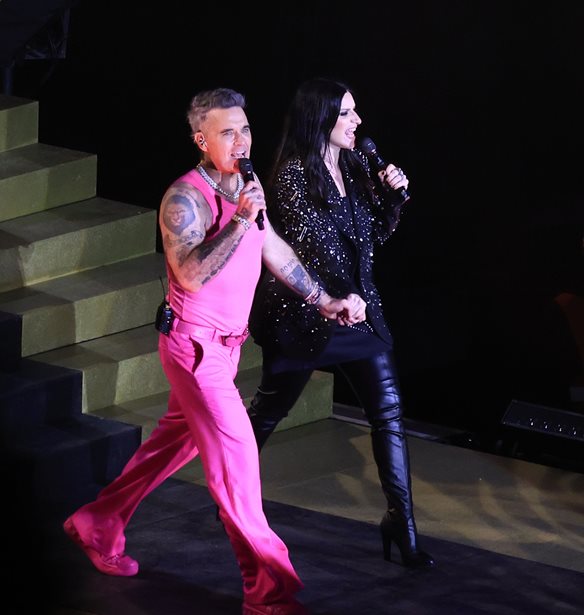 Laura Pausini | H &#x399;&#x3C4;&#x3B1;&#x3BB;&#x3AF;&#x3B4;&#x3B1; &#x3C3;&#x3C4;&#x3B1;&#x3C1; &#x3C0;&#x3BF;&#x3C5; &#x3B5;&#x3BC;&#x3C6;&#x3B1;&#x3BD;&#x3AF;&#x3B6;&#x3B5;&#x3C4;&#x3B1;&#x3B9; &#x3B4;&#x3AF;&#x3C0;&#x3BB;&#x3B1; &#x3C3;&#x3C4;&#x3BF;&#x3BD; Robbie Williams &#x3BA;&#x3B1;&#x3B9; &#x3AD;&#x3C7;&#x3B5;&#x3B9; &#x3B4;&#x3B9;&#x3BA;&#x3CC; &#x3C4;&#x3B7;&#x3C2; &#x3BC;&#x3BF;&#x3C5;&#x3C3;&#x3B5;&#x3AF;&#x3BF;