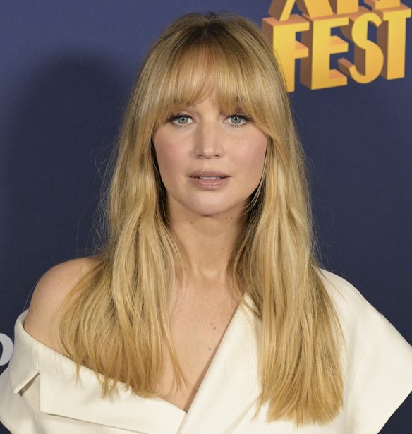 Jennifer Lawrence | &#x3A4;o &#x3B1;&#x3B3;&#x3B1;&#x3C0;&#x3B7;&#x3BC;&#x3AD;&#x3BD;o &#x3C4;&#x3B7;&#x3C2; foundation &#x3C3;&#x3B5; &#x3BC;&#x3BF;&#x3C1;&#x3C6;&#x3AE; stick &#x3B3;&#x3B9;&#x3B1; &#x3BB;&#x3B5;&#x3AF;&#x3B1; &#x3B5;&#x3C0;&#x3B9;&#x3B4;&#x3B5;&#x3C1;&#x3BC;&#x3AF;&#x3B4;&#x3B1; &#x3C7;&#x3C9;&#x3C1;&#x3AF;&#x3C2; &#x3B1;&#x3C4;&#x3AD;&#x3BB;&#x3B5;&#x3B9;&#x3B5;&#x3C2;