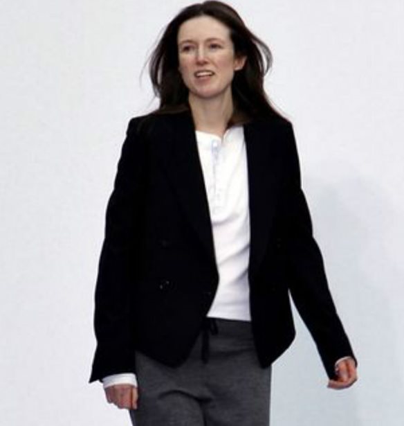 H Chlo&#xE9; &#x3B5;&#x3C0;&#x3B9;&#x3B2;&#x3B5;&#x3B2;&#x3B1;&#x3B9;&#x3CE;&#x3BD;&#x3B5;&#x3B9; &#x3C4;&#x3B7; &#x3B4;&#x3B9;&#x3B1;&#x3BA;&#x3BF;&#x3C0;&#x3AE; &#x3C4;&#x3B7;&#x3C2; &#x3C3;&#x3C5;&#x3BD;&#x3B5;&#x3C1;&#x3B3;&#x3B1;&#x3C3;&#x3AF;&#x3B1;&#x3C2; &#x3C4;&#x3B7;&#x3C2; &#x3BC;&#x3B5; &#x3C4;&#x3B7;&#x3BD; Clare Waight Keller