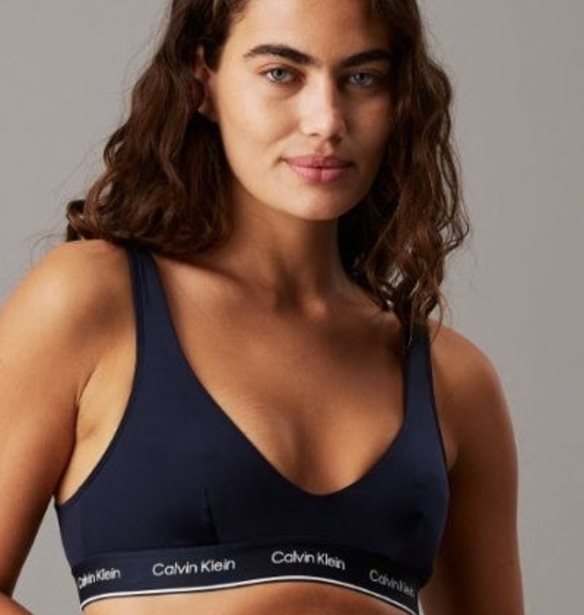 The Art of Understated Glamour | &#x3A4;&#x3B1; &#x3C9;&#x3C1;&#x3B1;&#x3B9;&#x3CC;&#x3C4;&#x3B5;&#x3C1;&#x3B1; &#x3BC;&#x3B1;&#x3B3;&#x3B9;&#x3CC; &#x3BA;&#x3B1;&#x3B9; resort pieces &#x3B1;&#x3C0;&#x3CC; &#x3C4;&#x3B7; &#x3C3;&#x3C5;&#x3BB;&#x3BB;&#x3BF;&#x3B3;&#x3AE; Calvin Klein SS25 &#x3C0;&#x3BF;&#x3C5; &#x3B8;&#x3B1; &#x3BF;&#x3C1;&#x3AF;&#x3C3;&#x3BF;&#x3C5;&#x3BD; &#x3C4;&#x3B9;&#x3C2; &#x3B5;&#x3BC;&#x3C6;&#x3B1;&#x3BD;&#x3AF;&#x3C3;&#x3B5;&#x3B9;&#x3C2; &#x3C3;&#x3BF;&#x3C5;