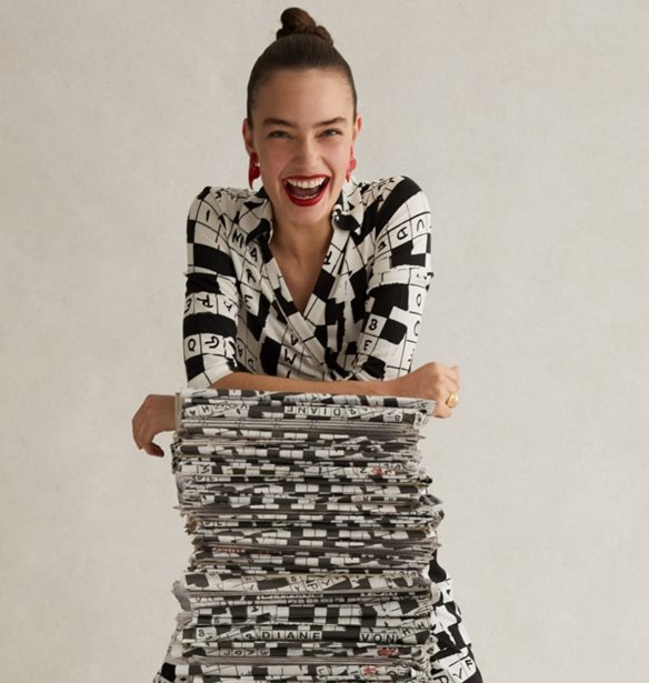 H Diane V&#x3BF;n Furstenberg &#x3B3;&#x3B9;&#x3BF;&#x3C1;&#x3C4;&#x3AC;&#x3B6;&#x3B5;&#x3B9; &#x3C4;&#x3B7;&#x3BD; 50&#x3AE; &#x3B5;&#x3C0;&#x3AD;&#x3C4;&#x3B5;&#x3B9;&#x3BF; &#x3C4;&#x3BF;&#x3C5; Wrap Dress &#x3BC;&#x3B5; &#x3BC;&#x3B9;&#x3B1; limited &#x3C3;&#x3C5;&#x3BB;&#x3BB;&#x3BF;&#x3B3;&#x3AE;