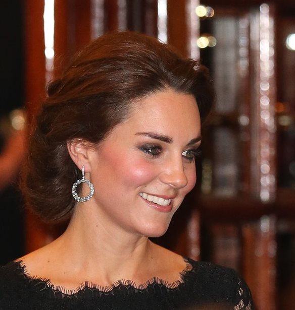 Kate Middleton: To &#x3B5;&#x3BD;&#x3C4;&#x3C5;&#x3C0;&#x3C9;&#x3C3;&#x3B9;&#x3B1;&#x3BA;&#x3CC; &#x3BC;&#x3B1;&#x3CD;&#x3C1;&#x3BF; &#x3C6;&#x3CC;&#x3C1;&#x3B5;&#x3BC;&#x3B1; &#x3C0;&#x3BF;&#x3C5; &#x3C6;&#x3CC;&#x3C1;&#x3B5;&#x3C3;&#x3B5; &#x3B4;&#x3CD;&#x3BF; &#x3C6;&#x3BF;&#x3C1;&#x3AD;&#x3C2;