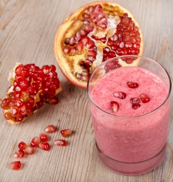 Smoothie αποτοξίνωσης με ρόδι και μπανάνα
