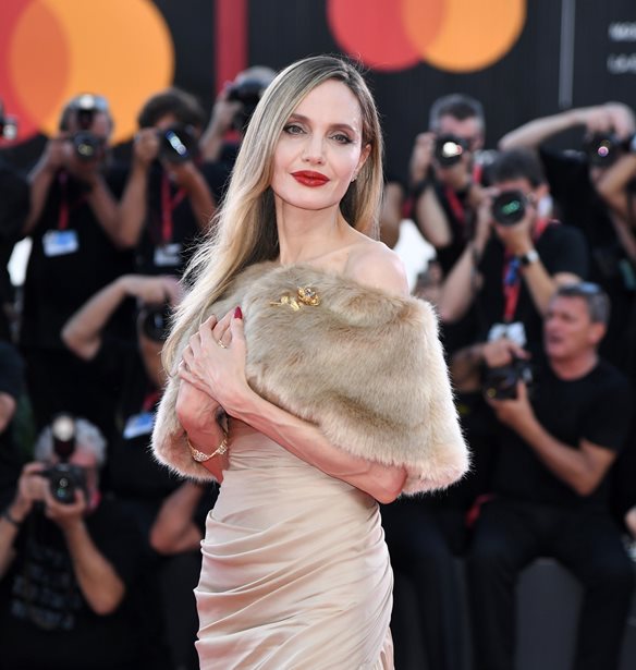 Angelina Jolie | &#x394;&#x3B1;&#x3BA;&#x3C1;&#x3CD;&#x3B6;&#x3B5;&#x3B9; &#x3BC;&#x3B5;&#x3C4;&#x3AC; &#x3C4;&#x3B7;&#x3BD; &#x3C0;&#x3C1;&#x3B5;&#x3BC;&#x3B9;&#x3AD;&#x3C1;&#x3B1; &#x3C4;&#x3B7;&#x3C2; &#x3C4;&#x3B1;&#x3B9;&#x3BD;&#x3AF;&#x3B1;&#x3C2; &#x3C4;&#x3B7;&#x3C2; &#x3C3;&#x3C4;&#x3BF; 81&#x3BF; &#x3A6;&#x3B5;&#x3C3;&#x3C4;&#x3B9;&#x3B2;&#x3AC;&#x3BB; &#x392;&#x3B5;&#x3BD;&#x3B5;&#x3C4;&#x3AF;&#x3B1;&#x3C2; (&#x3B2;&#x3AF;&#x3BD;&#x3C4;&#x3B5;&#x3BF;)