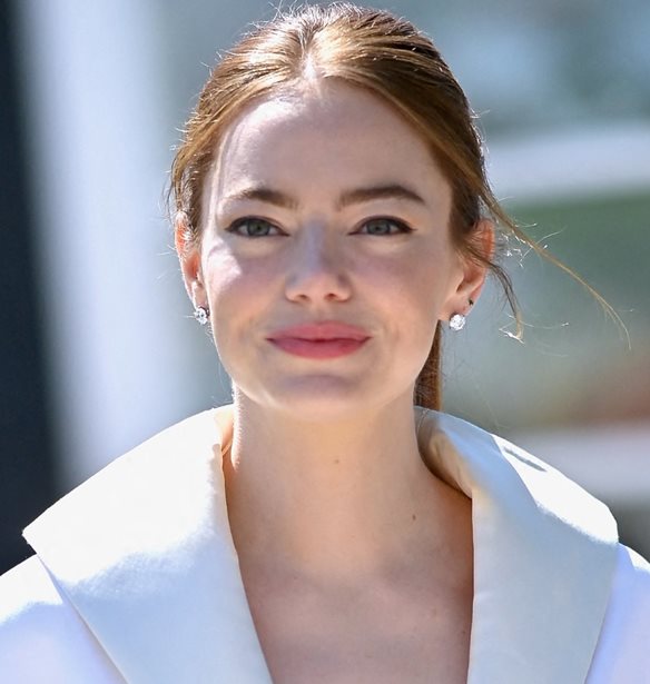 Emma Stone | &#x393;&#x3B9;&#x3B1;&#x3C4;&#x3AF; &#x3B1;&#x3C0;&#x3BF;&#x3C5;&#x3C3;&#x3AF;&#x3B1;&#x3B6;&#x3B5; &#x3B1;&#x3C0;&#x3CC; &#x3C4;&#x3B1; Emmys 2024