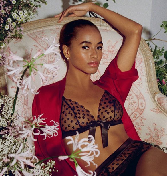 &#x394;&#x3B1;&#x3BD;&#x3C4;&#x3AD;&#x3BB;&#x3B1;, florals &#x3BA;&#x3B1;&#x3B9; &#x3C1;&#x3BF;&#x3BC;&#x3B1;&#x3BD;&#x3C4;&#x3B9;&#x3C3;&#x3BC;&#x3CC;&#x3C2; | &#x397; Intimissimi &#x3B1;&#x3C6;&#x3B9;&#x3B5;&#x3C1;&#x3CE;&#x3BD;&#x3B5;&#x3B9; &#x3C4;&#x3B7; &#x3BD;&#x3AD;&#x3B1; &#x3C4;&#x3B7;&#x3C2; &#x3C3;&#x3C5;&#x3BB;&#x3BB;&#x3BF;&#x3B3;&#x3AE; &#x3C3;&#x3C4;&#x3B7; &#x3B3;&#x3B9;&#x3BF;&#x3C1;&#x3C4;&#x3AE; &#x3C4;&#x3C9;&#x3BD; &#x3B5;&#x3C1;&#x3C9;&#x3C4;&#x3B5;&#x3C5;&#x3BC;&#x3AD;&#x3BD;&#x3C9;&#x3BD;