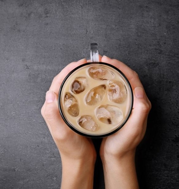 Πώς να πίνεις τον καφέ σου ώστε να μη γεμίζεις θερμίδες και σάκχαρα;