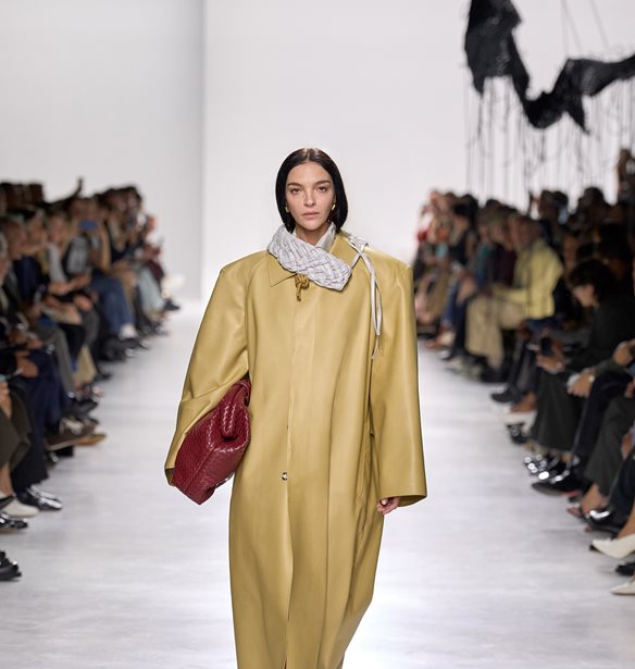 Bottega Veneta SS26 | Sleek hair, &#x3B1;&#x3C5;&#x3C3;&#x3C4;&#x3B7;&#x3C1;&#x3AC; &#x3C3;&#x3B9;&#x3BD;&#x3B9;&#x3CC;&#x3BD; &#x3BA;&#x3B1;&#x3B9; no-makeup makeup looks &#x3C0;&#x3BB;&#x3B1;&#x3B9;&#x3C3;&#x3AF;&#x3C9;&#x3C3;&#x3B1;&#x3BD; &#x3B9;&#x3B4;&#x3B1;&#x3BD;&#x3B9;&#x3BA;&#x3AC; &#x3C4;&#x3BF; &#x3C3;&#x3C7;&#x3B5;&#x3B4;&#x3B9;&#x3B1;&#x3C3;&#x3C4;&#x3B9;&#x3BA;&#x3CC; &#x3BD;&#x3C4;&#x3B5;&#x3BC;&#x3C0;&#x3BF;&#x3CD;&#x3C4;&#x3BF; &#x3C4;&#x3B7;&#x3C2; Louise Trotter