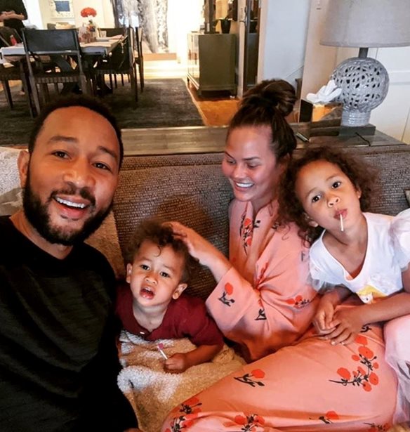 H Chrissy Teigen &#x3BA;&#x3B1;&#x3B9; &#x3BF; John Legend &#x3C5;&#x3C0;&#x3BF;&#x3B4;&#x3AD;&#x3C7;&#x3C4;&#x3B7;&#x3BA;&#x3B1;&#x3BD; &#x3C4;&#x3BF; &#x3C4;&#x3C1;&#x3AF;&#x3C4;&#x3BF; &#x3C4;&#x3BF;&#x3C5;&#x3C2; &#x3C0;&#x3B1;&#x3B9;&#x3B4;&#x3AF;