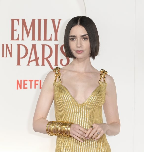 Lily Collins | &#x3A0;&#x3BF;&#x3B9;&#x3BF;&#x3BD; &#x3B8;&#x3B5;&#x3C9;&#x3C1;&#x3B5;&#x3AF; &#x3B9;&#x3B4;&#x3B1;&#x3BD;&#x3B9;&#x3BA;&#x3CC; &#x3C4;&#x3B1;&#x3AF;&#x3C1;&#x3B9; &#x3B3;&#x3B9;&#x3B1; &#x3C4;&#x3B7;&#x3BD; &#x3B7;&#x3C1;&#x3C9;&#x3AF;&#x3B4;&#x3B1; &#x3C4;&#x3B7;&#x3C2; &#x3C3;&#x3C4;&#x3BF; Emily in Paris
