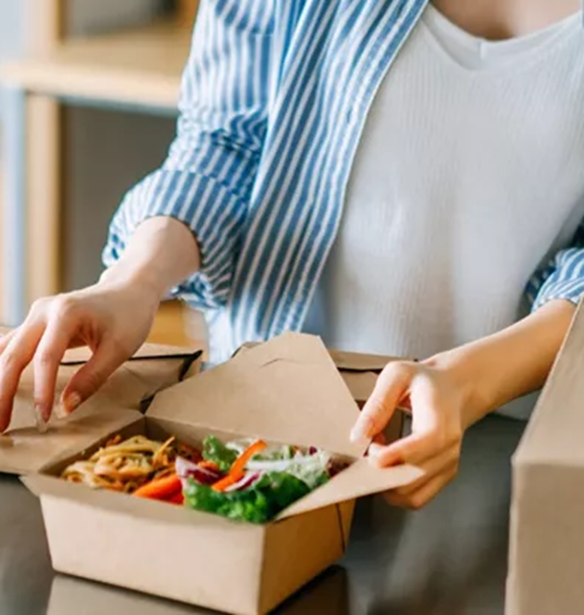 7 κανόνες για να κάνεις υγιεινές επιλογές όταν παραγγέλνεις φαγητό απ' έξω