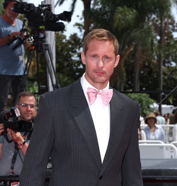 Alexander Skarsgard | &#x397; viral &#x3B5;&#x3BC;&#x3C6;&#x3AC;&#x3BD;&#x3B9;&#x3C3;&#x3B7; &#x3BC;&#x3B5; &#x3BC;&#x3C0;&#x3BB;&#x3B5; sequined &#x3C0;&#x3B1;&#x3BD;&#x3C4;&#x3B5;&#x3BB;&#x3CC;&#x3BD;&#x3B9; &#x3C3;&#x3C4;&#x3BF; &#x3A6;&#x3B5;&#x3C3;&#x3C4;&#x3B9;&#x3B2;&#x3AC;&#x3BB; &#x39A;&#x3B9;&#x3BD;&#x3B7;&#x3BC;&#x3B1;&#x3C4;&#x3BF;&#x3B3;&#x3C1;&#x3AC;&#x3C6;&#x3BF;&#x3C5; &#x3C4;&#x3C9;&#x3BD; &#x39A;&#x3B1;&#x3BD;&#x3BD;&#x3CE;&#x3BD; 2025