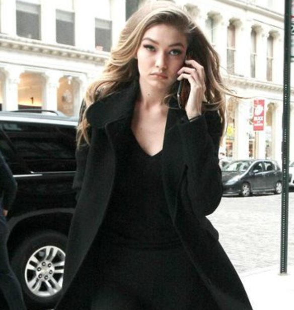 &#x397; Gigi Hadid &#x3C6;&#x3C9;&#x3C4;&#x3BF;&#x3B3;&#x3C1;&#x3B1;&#x3C6;&#x3AF;&#x3B6;&#x3B5;&#x3B9; &#x3C4;&#x3B7; &#x3BD;&#x3AD;&#x3B1; &#x3BA;&#x3B1;&#x3BC;&#x3C0;&#x3AC;&#x3BD;&#x3B9;&#x3B1; &#x3C4;&#x3B7;&#x3C2; Versus Versace