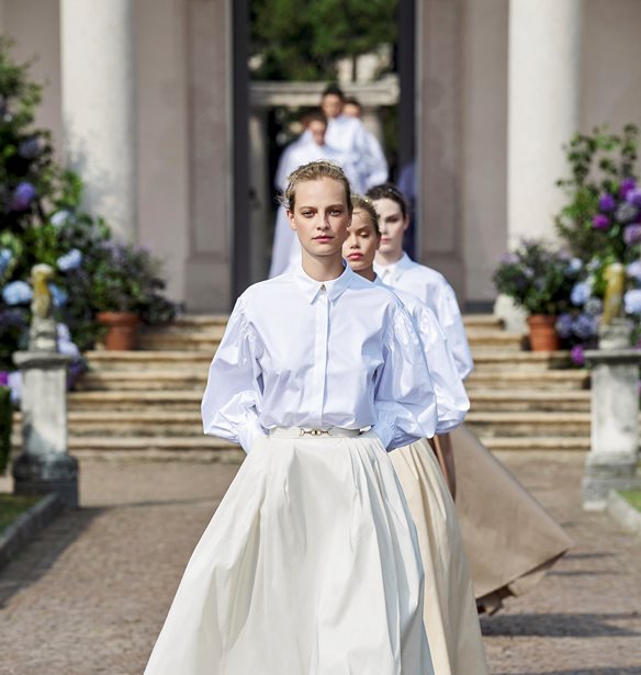 &#x3A0;&#x3B1;&#x3C1;&#x3B1;&#x3BA;&#x3BF;&#x3BB;&#x3BF;&#x3CD;&#x3B8;&#x3B7;&#x3C3;&#x3B5; &#x3B6;&#x3C9;&#x3BD;&#x3C4;&#x3B1;&#x3BD;&#x3AC; &#x3C4;&#x3BF; show &#x3C4;&#x3B7;&#x3C2; Elisabetta Franchi &#x3B3;&#x3B9;&#x3B1; &#x3C4;&#x3B7;&#x3BD; FW21 &#x3C3;&#x3C5;&#x3BB;&#x3BB;&#x3BF;&#x3B3;&#x3AE;