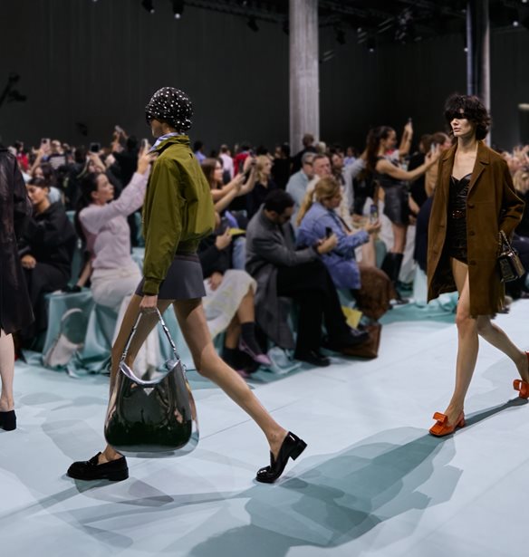 &#x3A0;&#x3CE;&#x3C2; &#x3B8;&#x3B1; &#x3B1;&#x3C0;&#x3BF;&#x3BA;&#x3C4;&#x3AE;&#x3C3;&#x3BF;&#x3C5;&#x3BC;&#x3B5; &quot;main character energy&quot; &#x3C3;&#x3C4;&#x3BF; &#x3C3;&#x3C4;&#x3B9;&#x3BB; &#x3BC;&#x3B1;&#x3C2; &#x3C3;&#x3CD;&#x3BC;&#x3C6;&#x3C9;&#x3BD;&#x3B1; &#x3BC;&#x3B5; &#x3C4;&#x3B7;&#x3BD; SS25 &#x3C3;&#x3C5;&#x3BB;&#x3BB;&#x3BF;&#x3B3;&#x3AE; &#x3C4;&#x3BF;&#x3C5; &#x3BF;&#x3AF;&#x3BA;&#x3BF;&#x3C5; Prada