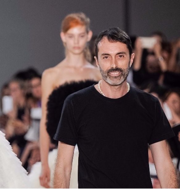 Giambattista Valli | &#x3A4;&#x3BF; &#x3B1;&#x3B9;&#x3C3;&#x3B9;&#x3CC;&#x3B4;&#x3BF;&#x3BE;&#x3BF; &#x3BC;&#x3AE;&#x3BD;&#x3C5;&#x3BC;&#x3B1; &#x3C0;&#x3BF;&#x3C5; &#x3AD;&#x3C3;&#x3C4;&#x3B5;&#x3B9;&#x3BB;&#x3B5; &#x3B3;&#x3B9;&#x3B1; &#x3C4;&#x3B9;&#x3C2; &#x3B4;&#x3CD;&#x3C3;&#x3BA;&#x3BF;&#x3BB;&#x3B5;&#x3C2; &#x3C3;&#x3C4;&#x3B9;&#x3B3;&#x3BC;&#x3AD;&#x3C2; &#x3C0;&#x3BF;&#x3C5; &#x3C0;&#x3B5;&#x3C1;&#x3BD;&#x3AC;&#x3BC;&#x3B5; &#x3CC;&#x3BB;&#x3BF;&#x3B9;