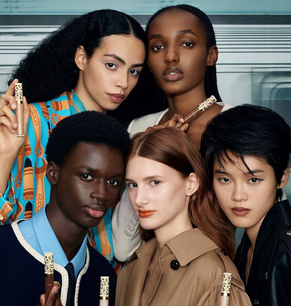 GUCCI Beauty | H &#x3B5;&#x3BC;&#x3B2;&#x3BB;&#x3B7;&#x3BC;&#x3B1;&#x3C4;&#x3B9;&#x3BA;&#x3AE; &#x3C3;&#x3C5;&#x3BB;&#x3BB;&#x3BF;&#x3B3;&#x3AE; &#x3BC;&#x3B1;&#x3BA;&#x3B9;&#x3B3;&#x3B9;&#x3AC;&#x3B6; &#x3BC;&#x3CC;&#x3BB;&#x3B9;&#x3C2; &#x3BA;&#x3C5;&#x3BA;&#x3BB;&#x3BF;&#x3C6;&#x3CC;&#x3C1;&#x3B7;&#x3C3;&#x3B5; &#x3C3;&#x3C4;&#x3B7;&#x3BD; &#x395;&#x3BB;&#x3BB;&#x3AC;&#x3B4;&#x3B1;