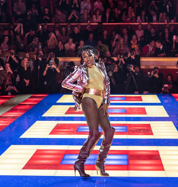 Grace Jones | H &#x3B5;&#x3BD;&#x3C4;&#x3C5;&#x3C0;&#x3C9;&#x3C3;&#x3B9;&#x3B1;&#x3BA;&#x3AE; &#x3B5;&#x3BC;&#x3C6;&#x3AC;&#x3BD;&#x3B9;&#x3C3;&#x3B7; &#x3C3;&#x3C4;&#x3B7;&#x3BD; &#x3C0;&#x3B1;&#x3C3;&#x3B1;&#x3C1;&#x3AD;&#x3BB;&#x3B1; &#x3C4;&#x3BF;&#x3C5; Tommy Hilfiger x Zendaya &#x3C3;&#x3C4;&#x3BF; &#x3A0;&#x3B1;&#x3C1;&#x3AF;&#x3C3;&#x3B9;