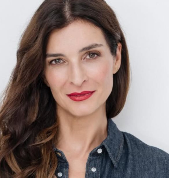 Red Lip &amp; Naked Skin | Η Αντιγόνη Κουλουκάκου μας θυμίζει γιατί αυτό είναι τo ιερό δισκοπότηρο του chic