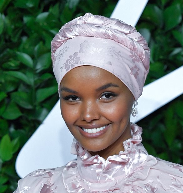 Halima Aden | &#x3A4;&#x3BF; &#x3BC;&#x3BF;&#x3BD;&#x3C4;&#x3AD;&#x3BB;&#x3BF; &#x3C0;&#x3BF;&#x3C5; &#x3C6;&#x3CC;&#x3C1;&#x3B5;&#x3C3;&#x3B5; &#x3C0;&#x3C1;&#x3CE;&#x3C4;&#x3BF; &#x3BC;&#x3B1;&#x3BD;&#x3C4;&#x3AE;&#x3BB;&#x3B1; &#x3C3;&#x3C4;&#x3B9;&#x3C2; &#x3C0;&#x3B1;&#x3C3;&#x3B1;&#x3C1;&#x3AD;&#x3BB;&#x3B5;&#x3C2; &#x3B1;&#x3C0;&#x3BF;&#x3C3;&#x3CD;&#x3C1;&#x3B5;&#x3C4;&#x3B1;&#x3B9; &#x3B1;&#x3C0;&#x3CC; &#x3C4;&#x3B7; &#x3BC;&#x3CC;&#x3B4;&#x3B1;