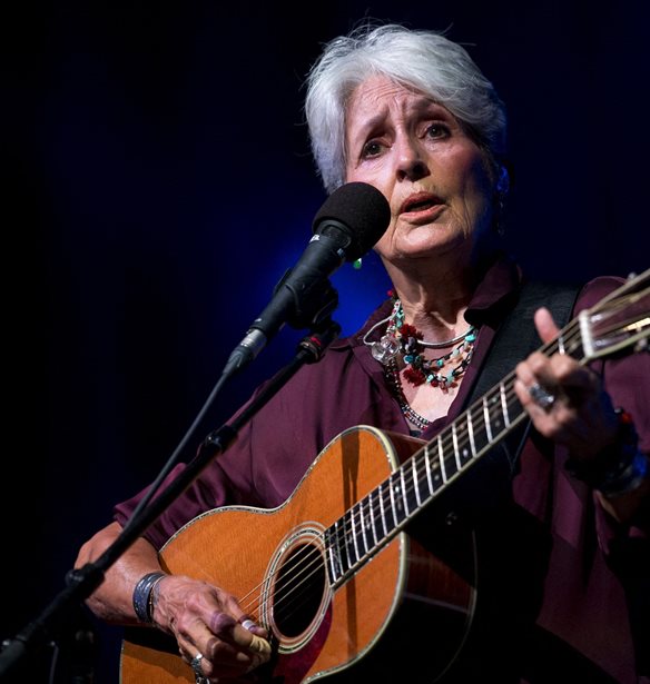 &#x397; Joan Baez &#x3B1;&#x3C0;&#x3BF;&#x3C7;&#x3B1;&#x3B9;&#x3C1;&#x3AD;&#x3C4;&#x3B7;&#x3C3;&#x3B5; &#x3C4;&#x3BF;&#x3C5;&#x3C2; &#x3B8;&#x3B1;&#x3C5;&#x3BC;&#x3B1;&#x3C3;&#x3C4;&#x3AD;&#x3C2; &#x3C4;&#x3B7;&#x3C2; &#x3BC;&#x3B5; &#x3BC;&#x3AF;&#x3B1; &#x3C3;&#x3C5;&#x3BD;&#x3B1;&#x3C5;&#x3BB;&#x3AF;&#x3B1; &#x3C3;&#x3C4;&#x3B7; &#x39C;&#x3B1;&#x3B4;&#x3C1;&#x3AF;&#x3C4;&#x3B7;