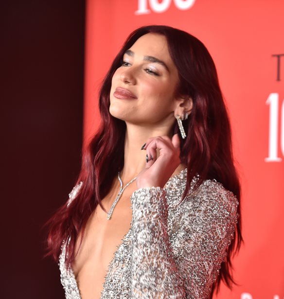 Dua Lipa | &#x3A3;&#x3C4;&#x3BF; Glastonbury &#x3BC;&#x3B5; &#x3C4;&#x3BF;&#x3BD; &#x3C3;&#x3CD;&#x3BD;&#x3C4;&#x3C1;&#x3BF;&#x3C6;&#x3CC; &#x3C4;&#x3B7;&#x3C2;, Callum Turner (&#x3C6;&#x3C9;&#x3C4;&#x3BF;&#x3B3;&#x3C1;&#x3B1;&#x3C6;&#x3AF;&#x3B5;&#x3C2;)
