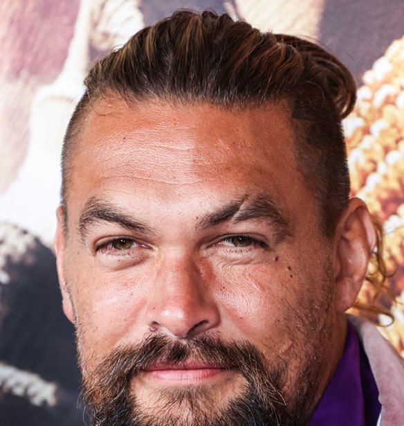 O Jason Momoa &#x3C3;&#x3C4;&#x3BF; &#x3C0;&#x3BB;&#x3B5;&#x3C5;&#x3C1;&#x3CC; &#x3C4;&#x3C9;&#x3BD; &#x3C3;&#x3C5;&#x3BC;&#x3C0;&#x3BF;&#x3BB;&#x3B9;&#x3C4;&#x3CE;&#x3BD; &#x3C4;&#x3BF;&#x3C5; &#x3C3;&#x3C4;&#x3B7; &#x3A7;&#x3B1;&#x3B2;&#x3AC;&#x3B7;, &#x3BC;&#x3B5;&#x3C4;&#x3AC; &#x3C4;&#x3B9;&#x3C2; &#x3C6;&#x3BF;&#x3BD;&#x3B9;&#x3BA;&#x3AD;&#x3C2; &#x3C0;&#x3C5;&#x3C1;&#x3BA;&#x3B1;&#x3B3;&#x3B9;&#x3AD;&#x3C2;