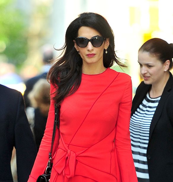 &#x397; Amal Clooney &#x3C6;&#x3BF;&#x3C1;&#x3AC; &#x3C4;&#x3BF; &#x3C0;&#x3B9;&#x3BF; &#x3B5;&#x3BD;&#x3C4;&#x3C5;&#x3C0;&#x3C9;&#x3C3;&#x3B9;&#x3B1;&#x3BA;&#x3CC; &#x3C6;&#x3CC;&#x3C1;&#x3B5;&#x3BC;&#x3B1; &#x3C0;&#x3BF;&#x3C5; &#x3B5;&#x3AF;&#x3B4;&#x3B1;&#x3BC;&#x3B5; &#x3C4;&#x3B5;&#x3BB;&#x3B5;&#x3C5;&#x3C4;&#x3B1;&#x3AF;&#x3B1;