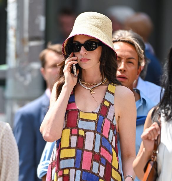 Anne Hathaway | M&#x3B5; summer maxi &#x3C6;&#x3CC;&#x3C1;&#x3B5;&#x3BC;&#x3B1; &#x3BA;&#x3B1;&#x3B9; &#x3C4;&#x3C3;&#x3AC;&#x3BD;&#x3C4;&#x3B1; Fendi &#x3C3;&#x3C4;&#x3B9;&#x3C2; &#x3C0;&#x3C1;&#x3CE;&#x3C4;&#x3B5;&#x3C2; &#x3B5;&#x3B9;&#x3BA;&#x3CC;&#x3BD;&#x3B5;&#x3C2; &#x3C4;&#x3BF;&#x3C5; The Devil Wears Prada 2