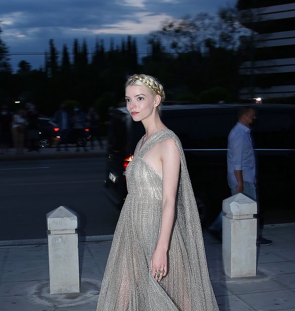 Dior Cruise 2022 | To grecian-chic &#x3C7;&#x3C4;&#x3AD;&#x3BD;&#x3B9;&#x3C3;&#x3BC;&#x3B1; &#x3C4;&#x3B7;&#x3C2; Anya Taylor-Joy &#x3AE;&#x3C4;&#x3B1;&#x3BD; &#x3B1;&#x3C0;&#x3BB;&#x3AC; &#x3B5;&#x3BA;&#x3B8;&#x3B1;&#x3BC;&#x3B2;&#x3C9;&#x3C4;&#x3B9;&#x3BA;&#x3CC;