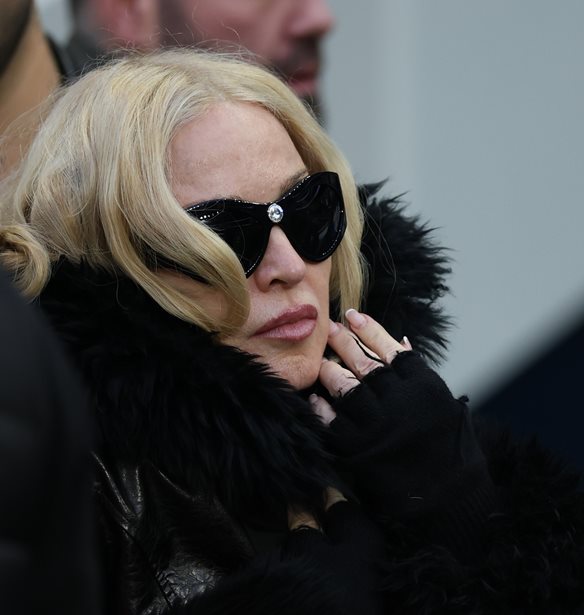 Madonna | Σπάνια εμφάνιση στο γήπεδο για τη βασίλισσα της ποπ μαζί με τις δίδυμες κόρες της