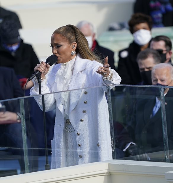 &#x397; Jennifer Lopez &#x3C3;&#x3C4;&#x3B7;&#x3BD; &#x3BF;&#x3C1;&#x3BA;&#x3C9;&#x3BC;&#x3BF;&#x3C3;&#x3AF;&#x3B1; &#x3C4;&#x3BF;&#x3C5; Joe Biden &#x3BC;&#x3B5; &#x3C4;&#x3BF; &#x3C0;&#x3B9;&#x3BF; glamorous beauty look